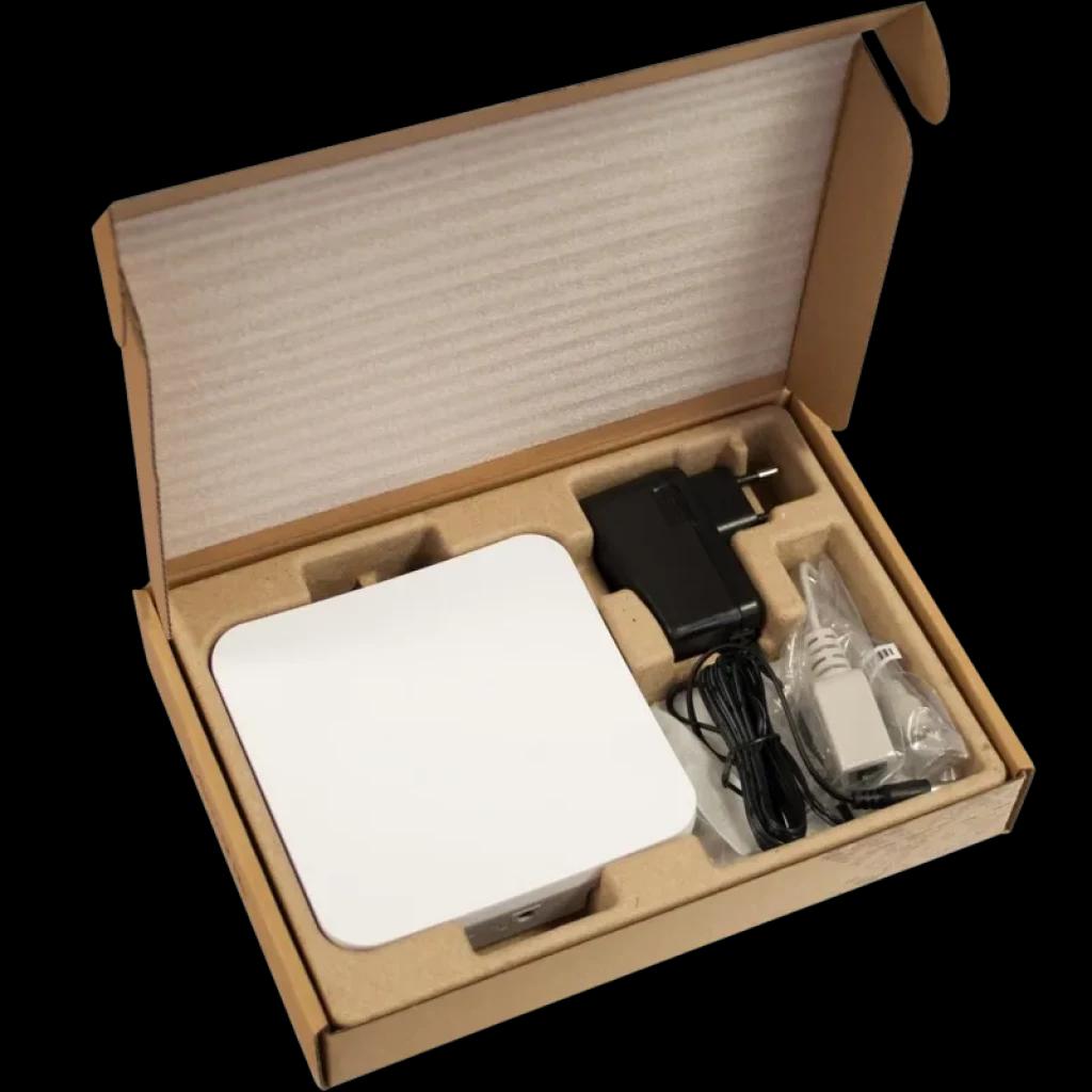 Mikrotik SXTsq Lite5 en caja: unidad blanca cuadrada compacta, fuente de alimentación, inyector PoE y cables organizados en inserto de cartón