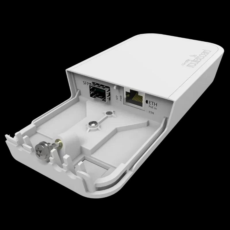 MikroTik RBFTC11 Convertidor Fibra-Cobre Gigabit 1 Gbps, carcasa blanca con puerto SFP, puerto Ethernet PoE-IN, montaje resistente y tapa protectora