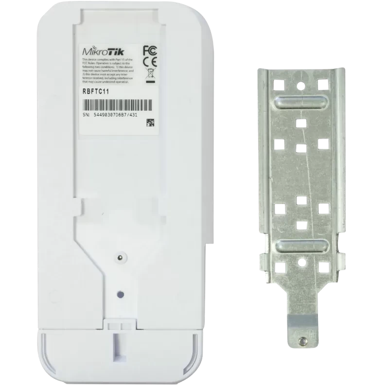 MikroTik RBFTC11 Convertidor Fibra-Cobre Gigabit 1 Gbps, carcasa blanca alargada con etiqueta posterior y soporte metálico de montaje incluido