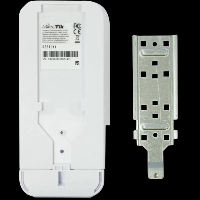 MikroTik RBFTC11 Convertidor Fibra-Cobre Gigabit 1 Gbps, carcasa blanca alargada con etiqueta posterior y soporte metálico de montaje incluido