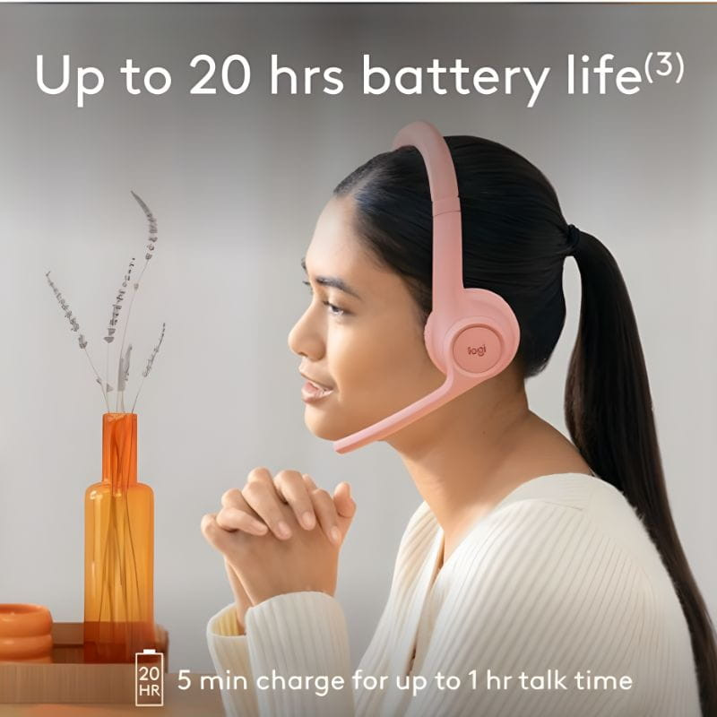 Logitech Zone 300 Rosa - Auriculares inalámbricos, una persona usándolos para llamadas