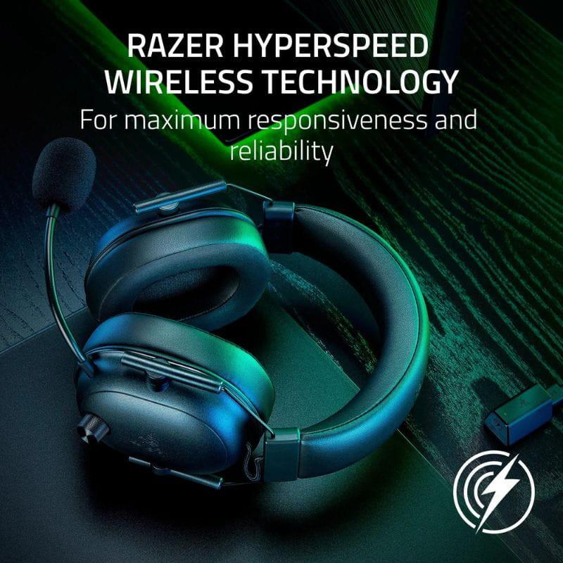 Caixa verde da Razer com headset BlackShark V2 HyperSpeed: auscultadores pretos com microfone destacável, design over-ear e logótipo Razer iluminado.