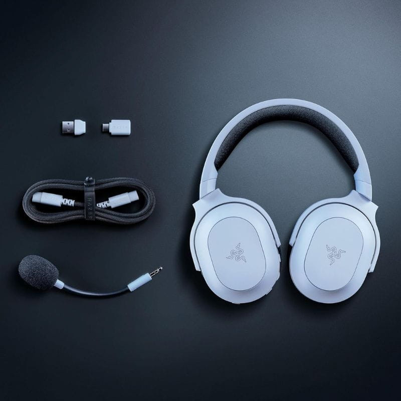 Razer Barracuda X RGB Chroma Blanco: auriculares gaming blancos con orejeras acolchadas negras y detalle de iluminación RGB en copas curvas.