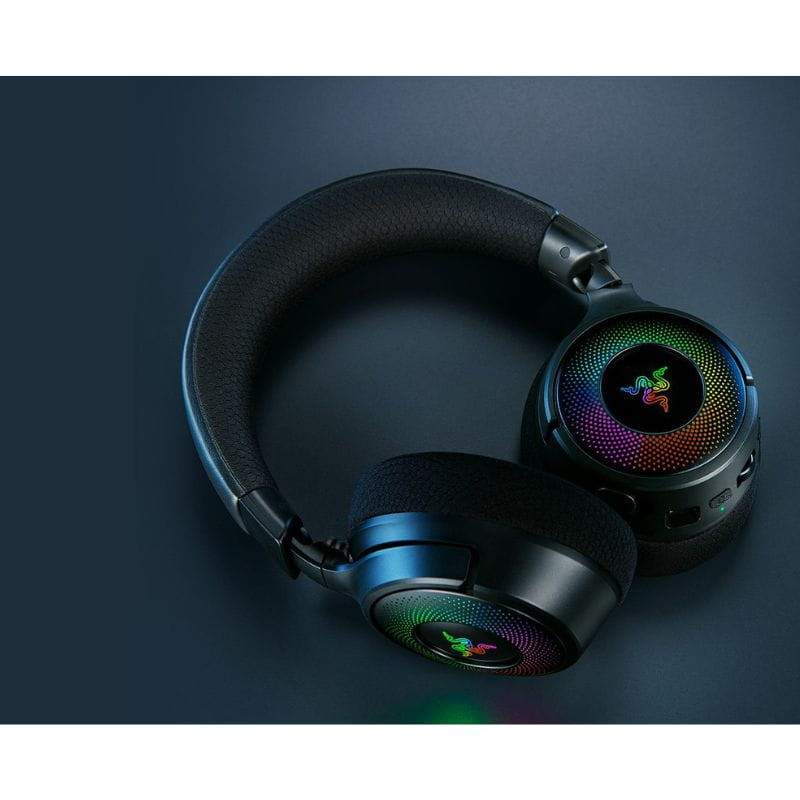 RAZER Kraken V4 – casque gaming noir avec éclairage RGB sur les coques, logo Razer lumineux, arceau rembourré et micro flexible orientable.