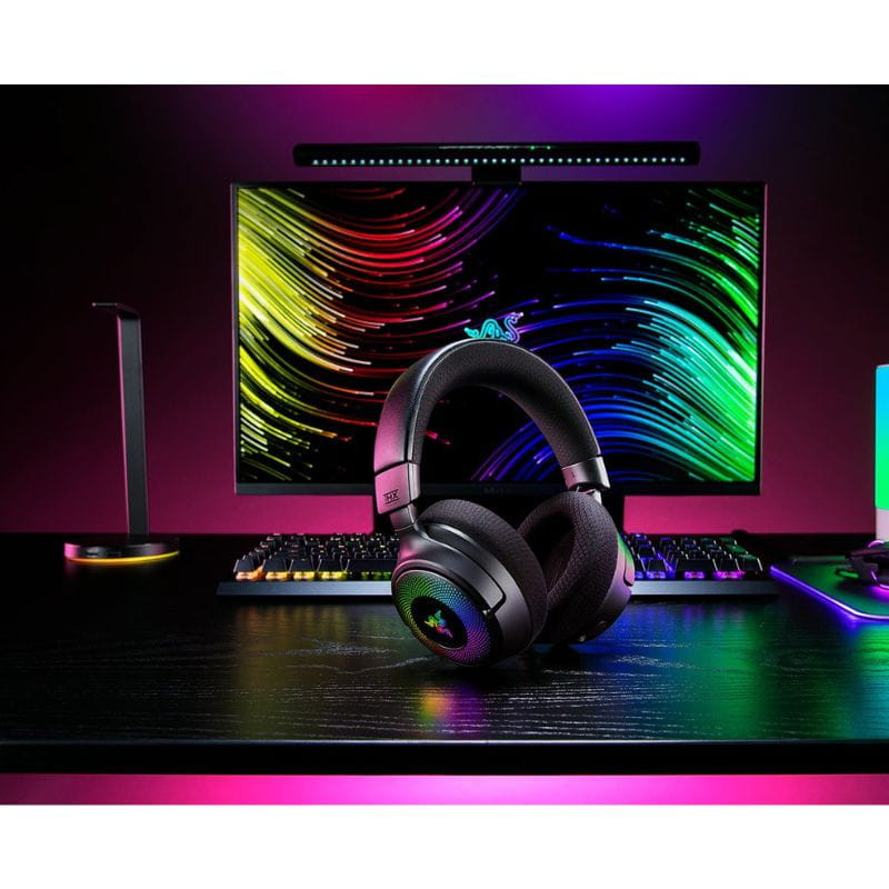 RAZER Kraken V4 – Oreillette rembourrée en tissu, éclairage vert, commandes intégrées volume/mute sur le casque, design noir mat premium.