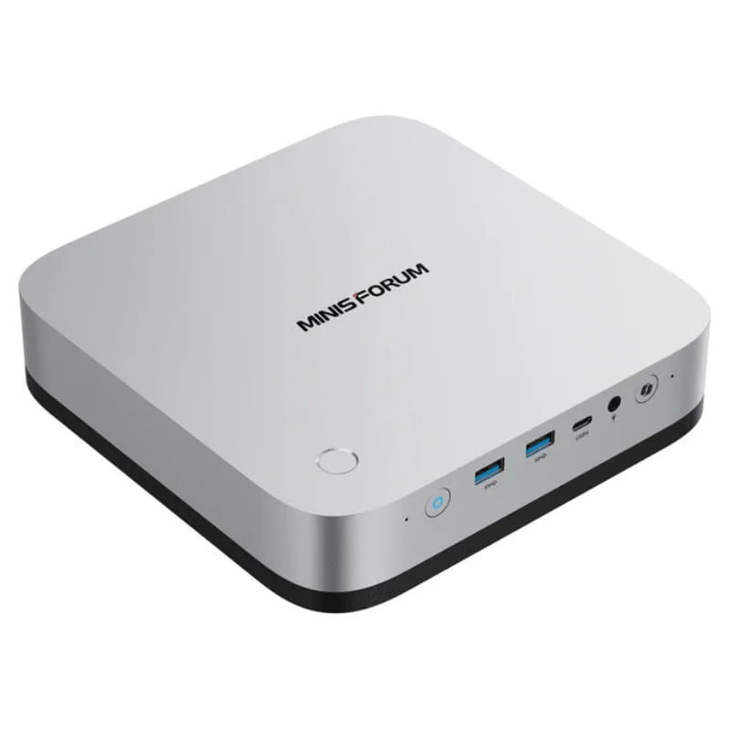 Mini PC plateado compacto con logo Minisforum, botón de encendido, puertos frontales USB, USB-C, audio y micrófono; borde negro y diseño minimalista