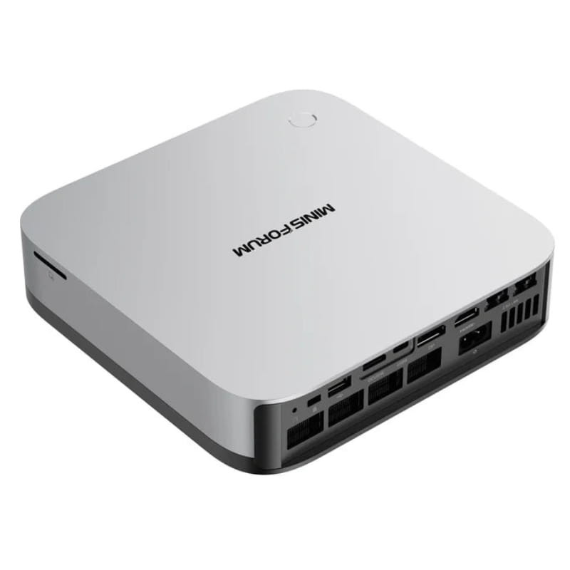 Mini PC compacto color plata con logo Minisforum en la tapa, bordes redondeados y amplia rejilla trasera con múltiples puertos para conectividad avanzada