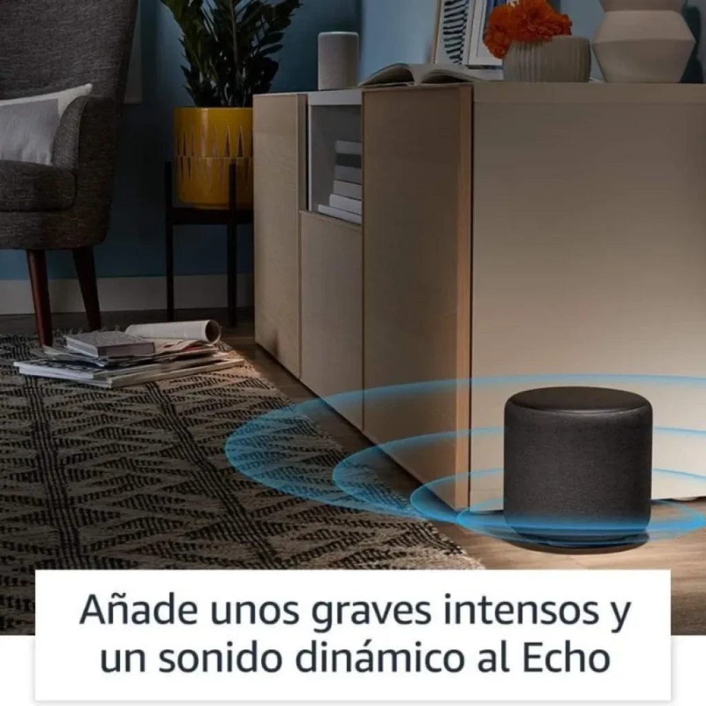 Amazon Echo Sub 100W - Subwoofer cylindrique noir, compact, posé au sol près d’un meuble, émettant des ondes bleues illustrant des basses puissantes