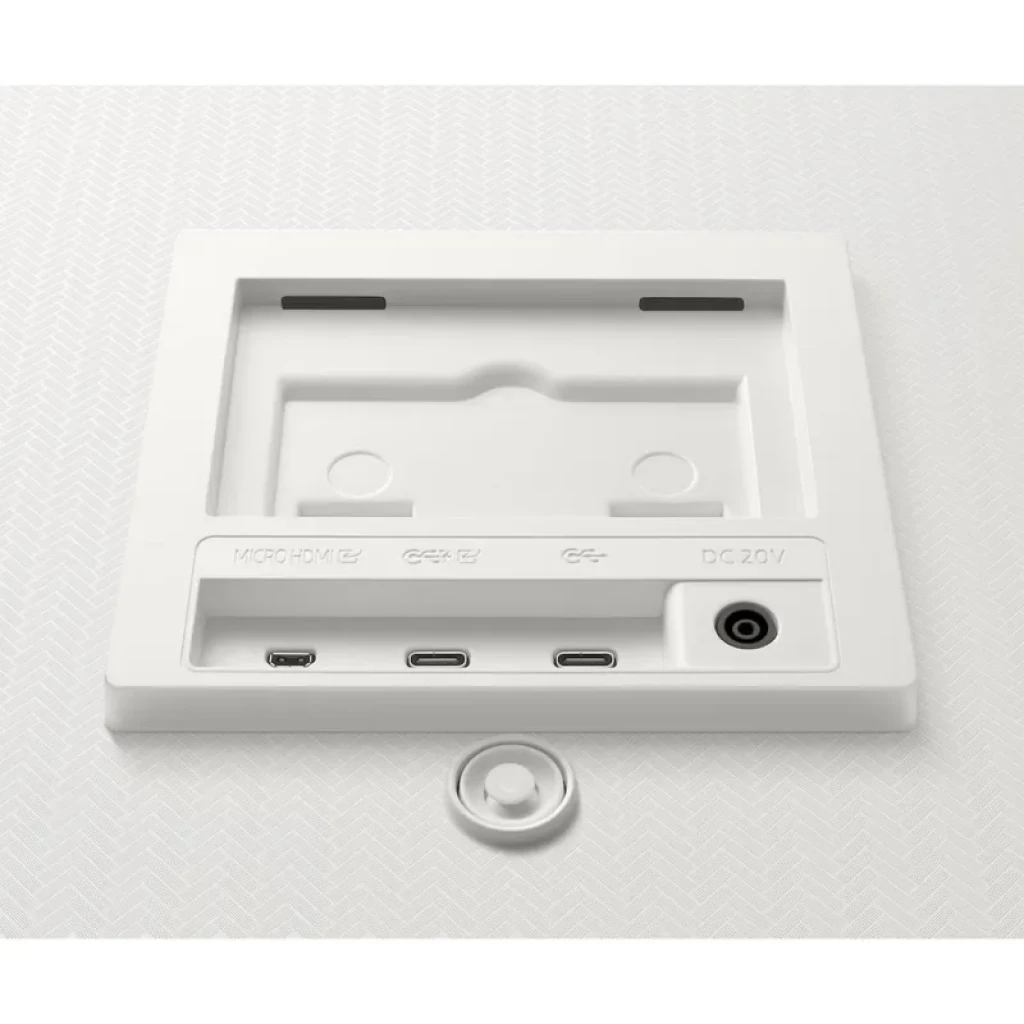 Panel trasero blanco con puertos: micro HDMI, dos USB‑C y entrada de corriente, hueco para soporte y tapa magnética del Samsung M8 M80F 32 pulgadas 4K 60 Hz
