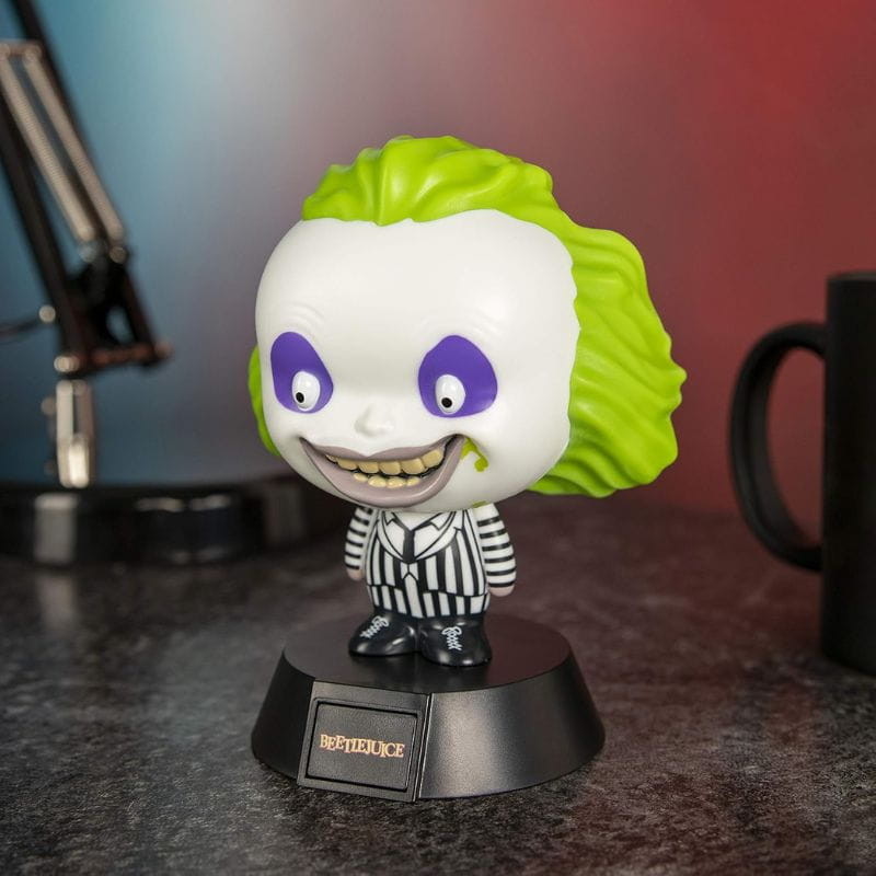 Figura-lámpara Paladone Icon Beetlejuice: cabeza grande con pelo verde neón, ojos morados, traje a rayas blanco y negro, base negra con placa
