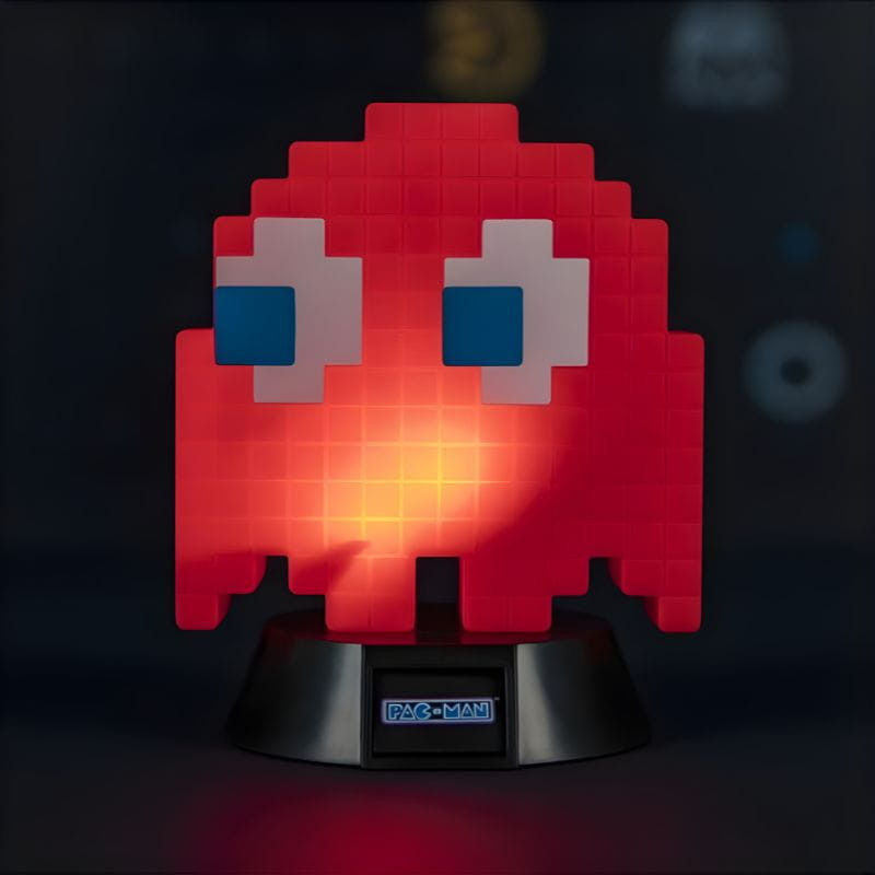 Lámpara Paladone Icon Blinky Pac‑Man: fantasma rojo pixelado con ojos azules, luz cálida, base negra con logo PAC‑MAN. Ideal para gamers y decoración