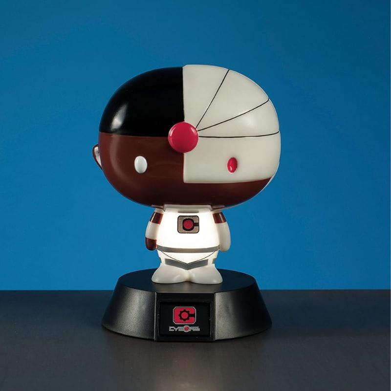Lámpara Icon Paladone Cyborg 3D: figura chibi bicolor blanco/negro con ojo rojo y detalle circular frontal, base negra con logo, luz suave decorativa.