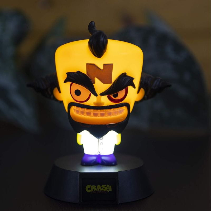 Lámpara Paladone Icon Doctor Neo Cortex: busto luminoso amarillo con cejas y barba negras, bata blanca y base negra con logo Crash; luz cálida decorativa.