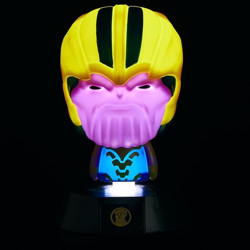 Lámpara Paladone Icon Thanos: busto chibi iluminado con casco amarillo, rostro morado y base negra con luz LED blanca; ideal para escritorio o estantería.