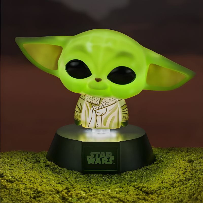 Lámpara Paladone Icon Baby Yoda: figura luminosa de Grogu con gran cabeza y orejas, base negra con logo Star Wars, luz cálida ideal para mesa o noche.