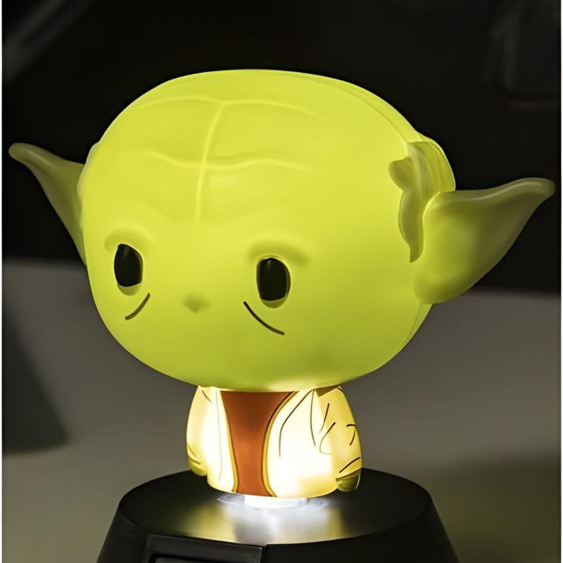 Lámpara Paladone Icon Yoda: figura chibi verde con orejas puntiagudas, luz cálida en la base, detalles faciales minimalistas y túnica beige sobre soporte