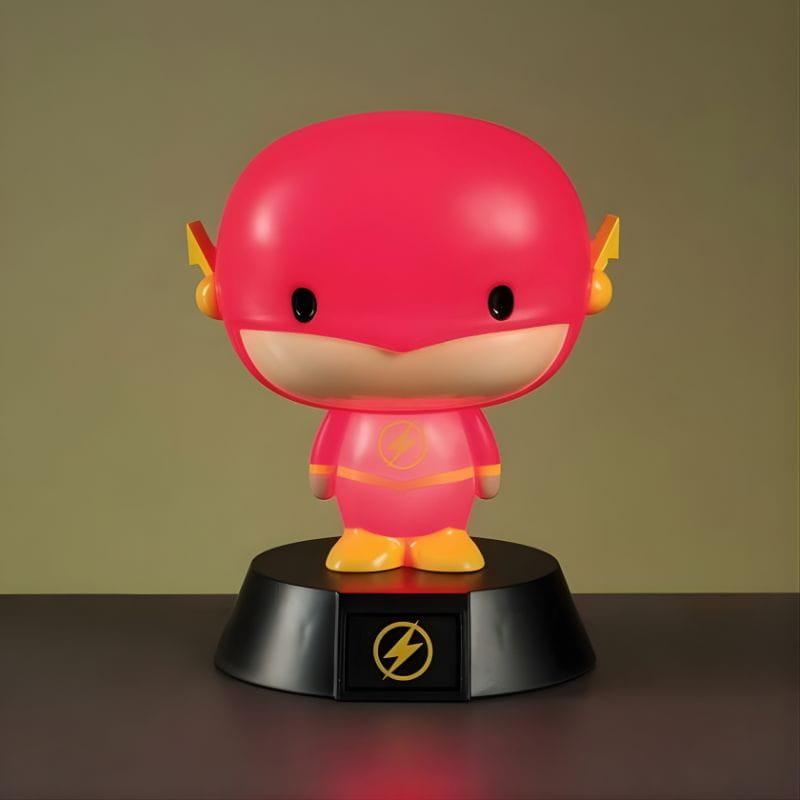 Lámpara Paladone Icon The Flash 3D: figura chibi roja con emblema del rayo, detalles amarillos y base negra iluminada con logo de Flash. Ideal para escritorio.