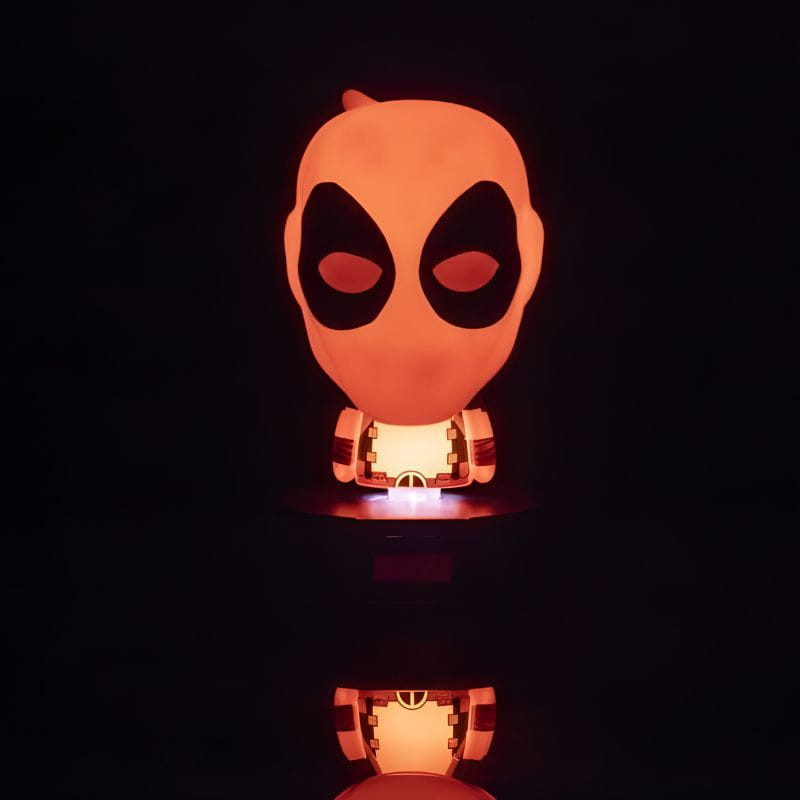 Lampe Paladone Icon Deadpool: buste lumineux rouge et noir, masque aux grands yeux blancs, style chibi, idéale déco geek et ambiance nocturne.