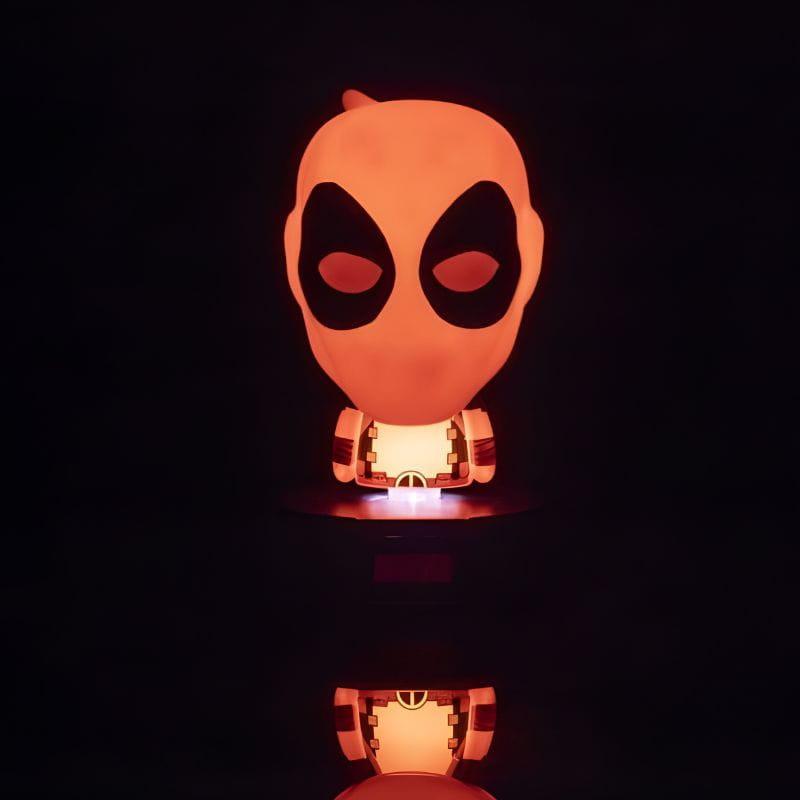 Lampe Paladone Icon Deadpool: buste lumineux rouge et noir, masque aux grands yeux blancs, style chibi, idéale déco geek et ambiance nocturne.