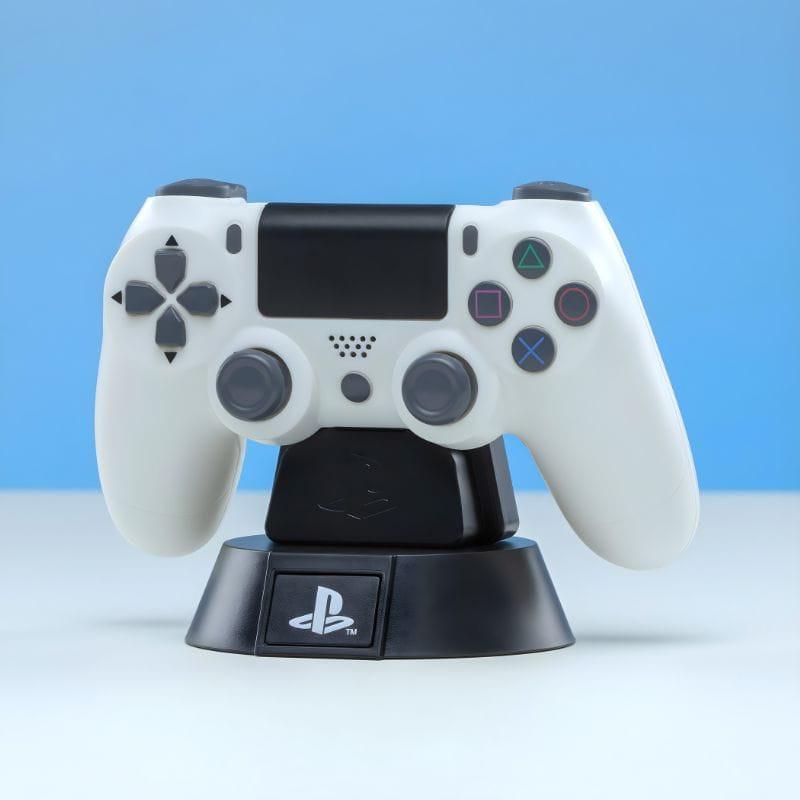 Lámpara Paladone Icon mando PlayStation 4th Gen: controlador DualShock blanco iluminado sobre base negra con logo PS, diseño decorativo gamer.
