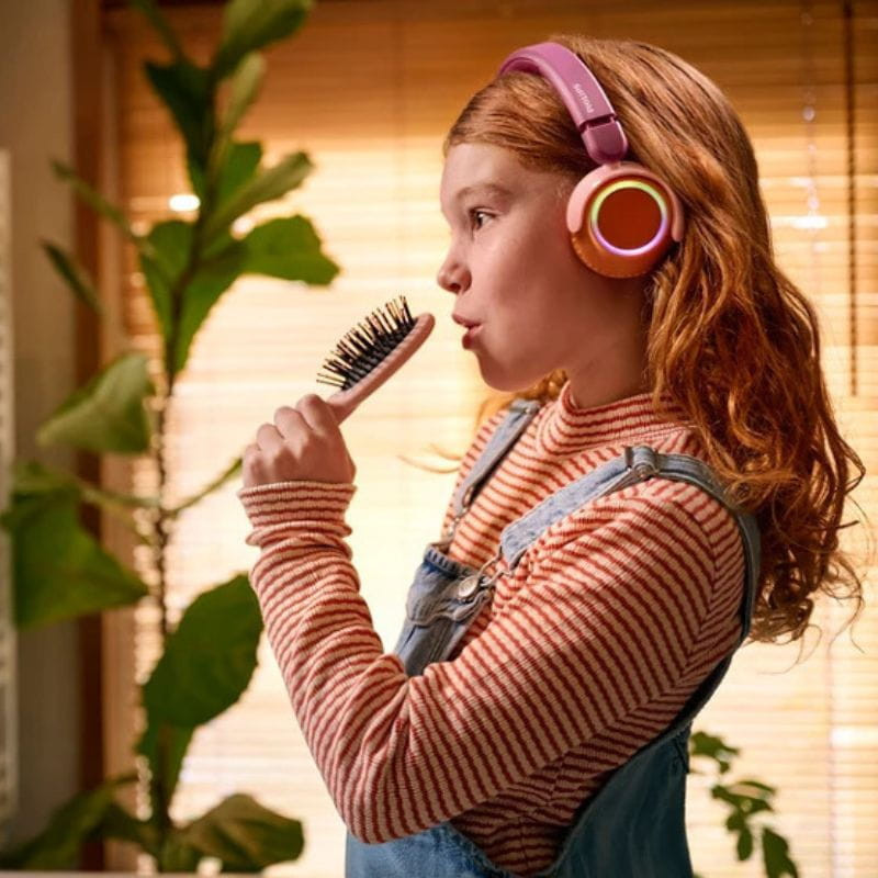 Philips TAK4200MP/00 Laranja: auscultadores infantis com almofadas castanhas, arco roxo, LEDs coloridos nas conchas e porta USB-C. Ideal para crianças.