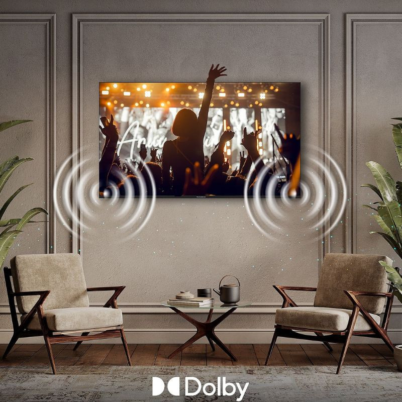 THOMSON 40FQG3S15 40" Smart TV, pantalla plana montada en pared, marco delgado, imagen vívida y sonido Dolby con ondas acústicas destacadas.