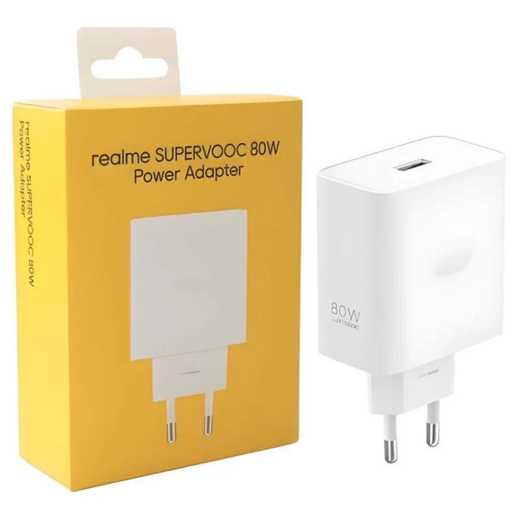 Cargador de pared Realme 80W USB-A SuperVooc, color blanco, compacto con enchufe europeo de dos pines y puerto USB superior; caja amarilla con branding