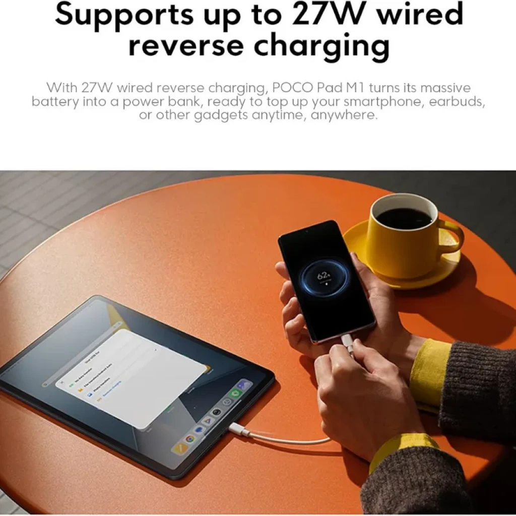Xiaomi Poco Pad M1 Wifi 8GB/256GB Azul mostrando carga inversa por cable 27W, tablet azul sobre mesa naranja con cable USB-C y smartphone cargando