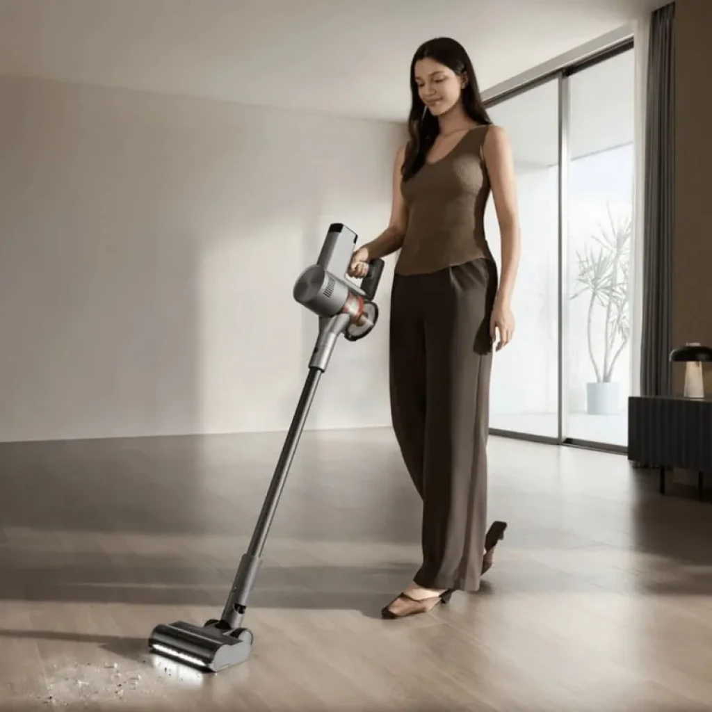 Xiaomi Vacuum Cleaner G30 Max sans fil, design gris élégant, manche long et brosse motorisée éclairée nettoyant un sol dur dans un intérieur moderne