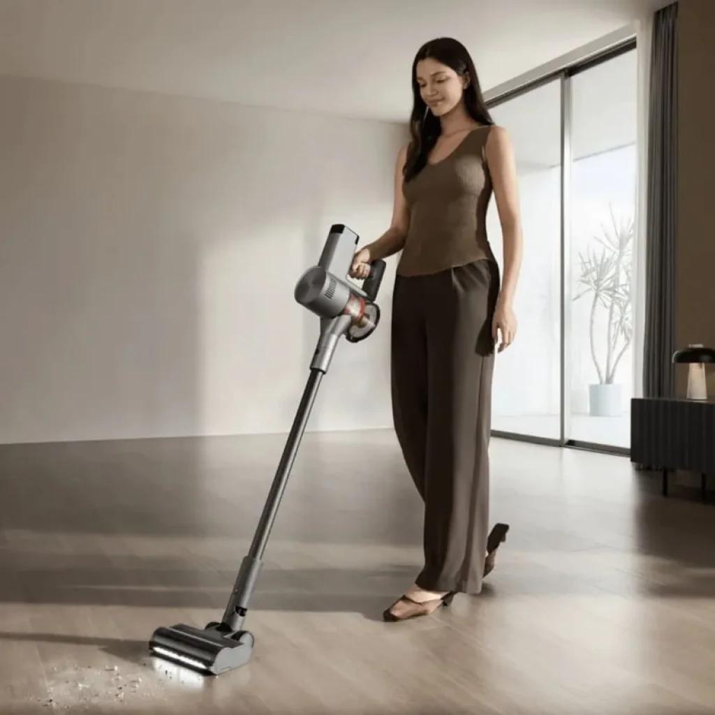 Xiaomi Vacuum Cleaner G30 Max sans fil, design gris élégant, manche long et brosse motorisée éclairée nettoyant un sol dur dans un intérieur moderne