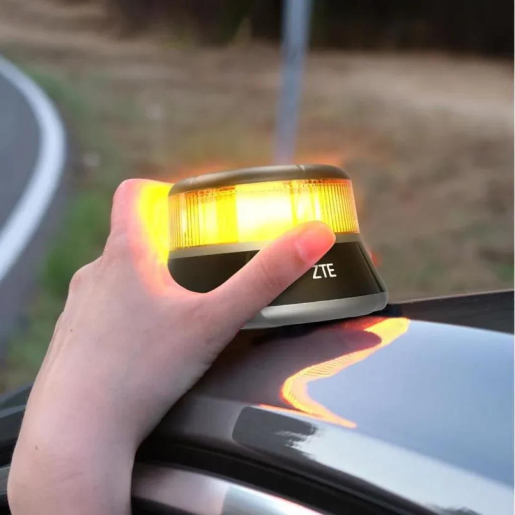 Baliza de emergência ZTE E1 V16 IP54 com luz LED âmbar intensa, base magnética e geolocalização conectada, ideal para sinalizar veículos na estrada