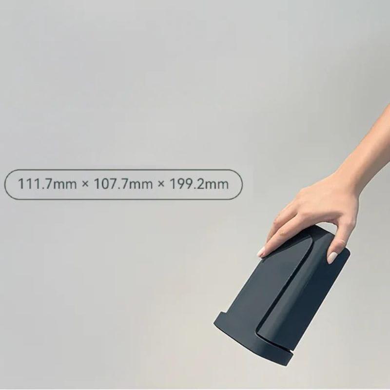 Soporte inclinado para Proyector Wanbo Cube 1 en color negro, compacto y portátil. Medidas visibles: 111.7 × 107.7 × 199.2 mm. Diseño minimalista y estable.