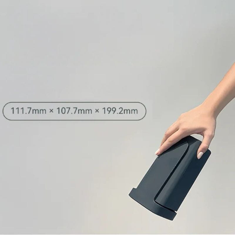 Projetor Wanbo Cube 1, cor Dark Green, design compacto em formato trapezoidal com alça embutida. Dimensões: 111.7 × 107.7 × 199.2 mm. Wi‑Fi, 350 lúmens