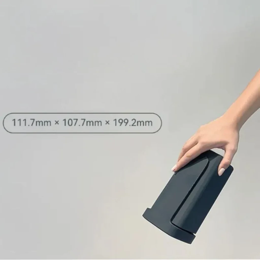 Projetor Wanbo Cube 1 Dark Green compacto, 111.7×107.7×199.2 mm, design minimalista com alça integrada; corpo fosco escuro, portátil e elegante.