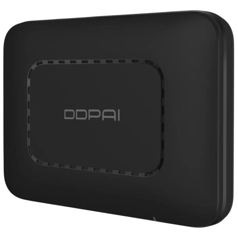 DDPAI 4G Cloud Box: caja negra compacta con bordes redondeados, acabado mate y rejillas laterales discretas; logo central “DDPAI” en gris.