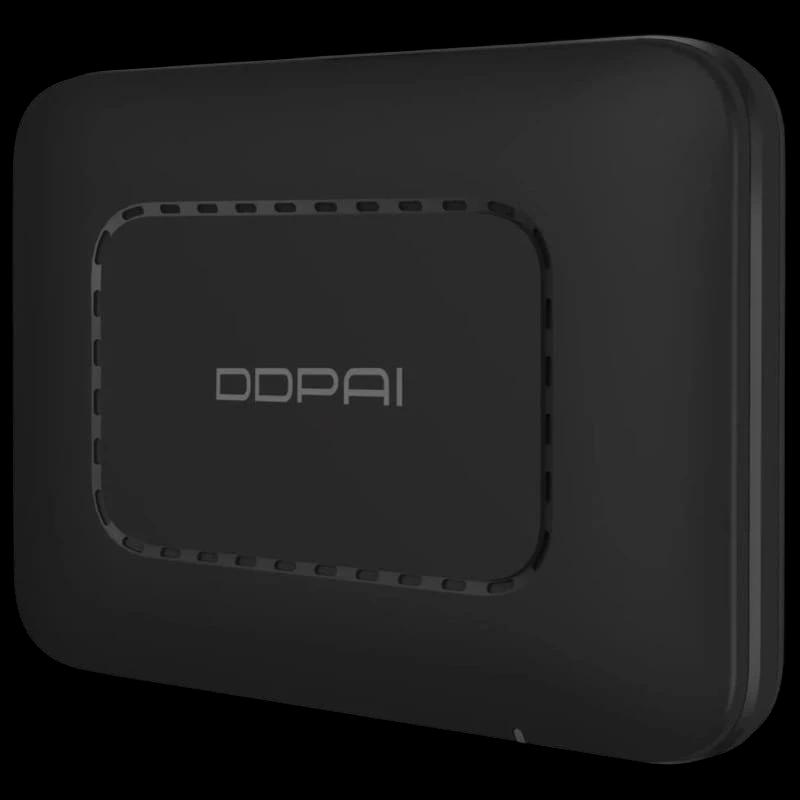 DDPAI 4G Cloud Box: caja negra compacta con bordes redondeados, acabado mate y rejillas laterales discretas; logo central “DDPAI” en gris.