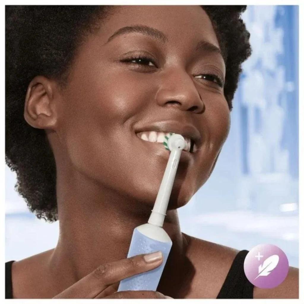 Oral-B Vitality Pro azul en uso, mango ergonómico con textura antideslizante y cabezal redondo intercambiable incluido, diseño compacto y moderno