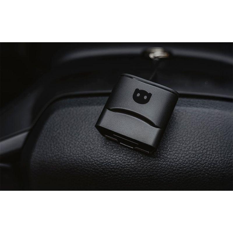 Scanner de diagnostic OBDeleven 3 Ultimate Pack: dongle OBD2 compact noir, finition mate, logo minimaliste, branché au port voiture sur tableau de bord.