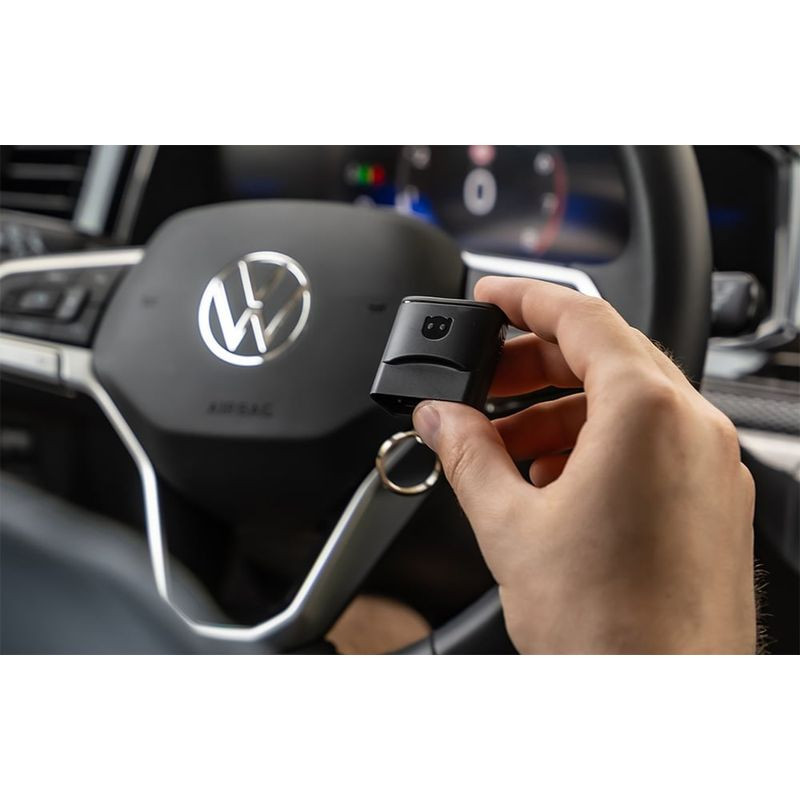 Scanner de diagnostic OBDeleven 3 Ultimate Pack : petit dongle OBD-II noir tenu à la main, design compact, logo OBDeleven, utilisable dans l’habitacle VW.
