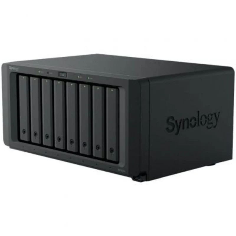 Chasis NAS Synology DS1825+ negro con 8 bahías frontales para discos, logotipo lateral en relieve y diseño compacto de escritorio.