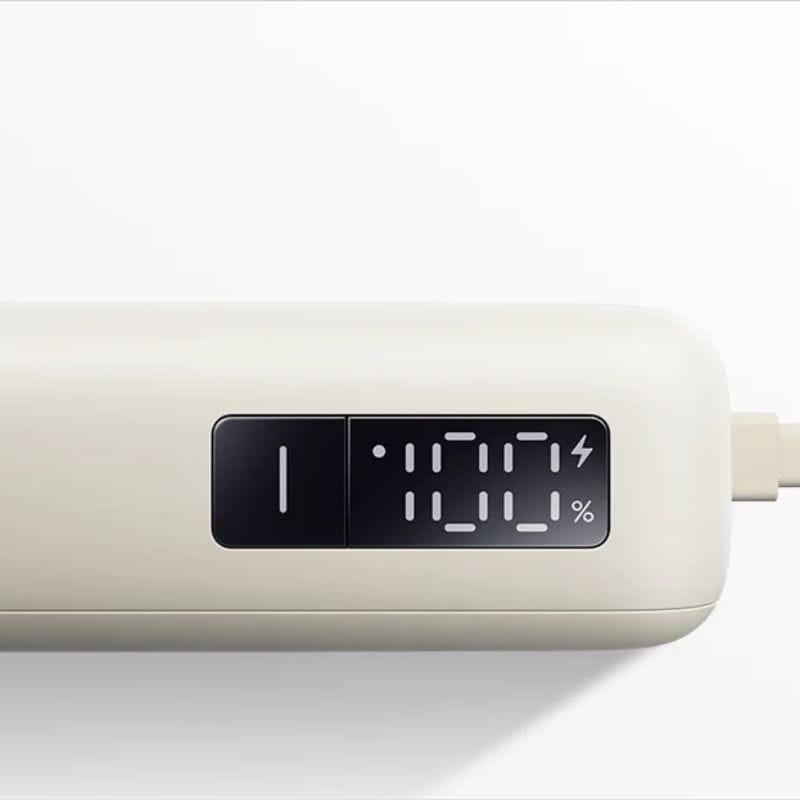 Affichage LED 100% avec icône éclair, bord arrondi et câble intégré sur le côté. Finition Bleu Glacier, design compact de la power bank 67W 10000mAh.