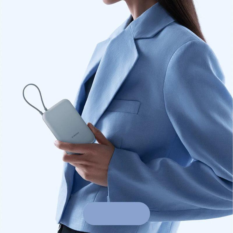 Batterie externe compacte bleu glacier avec câble intégré, finition mate, tenue en main. Capacité 10000 mAh, charge rapide 67W, design élégant et