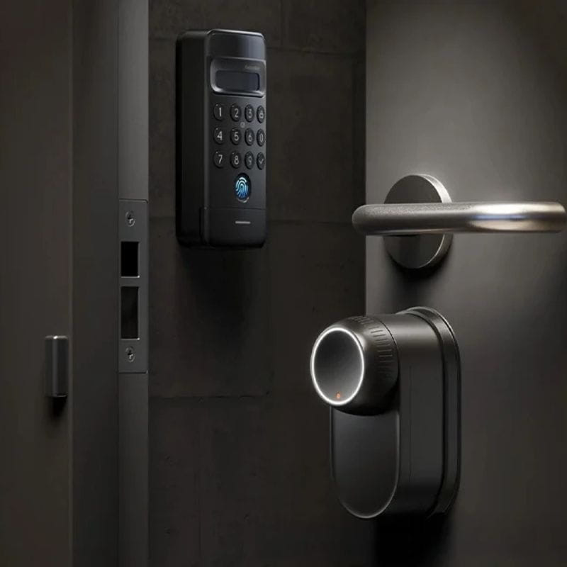 Cerradura inteligente SwitchBot Ultra 3 en 1 con pomo cilíndrico iluminado, teclado numérico con lector de huella y panel Hub Mini Matter en acabado negro