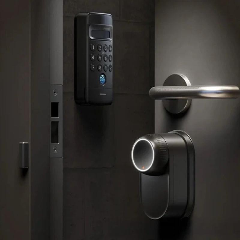Cerradura inteligente SwitchBot Ultra 3 en 1 con pomo cilíndrico iluminado, teclado numérico con lector de huella y panel Hub Mini Matter en acabado negro