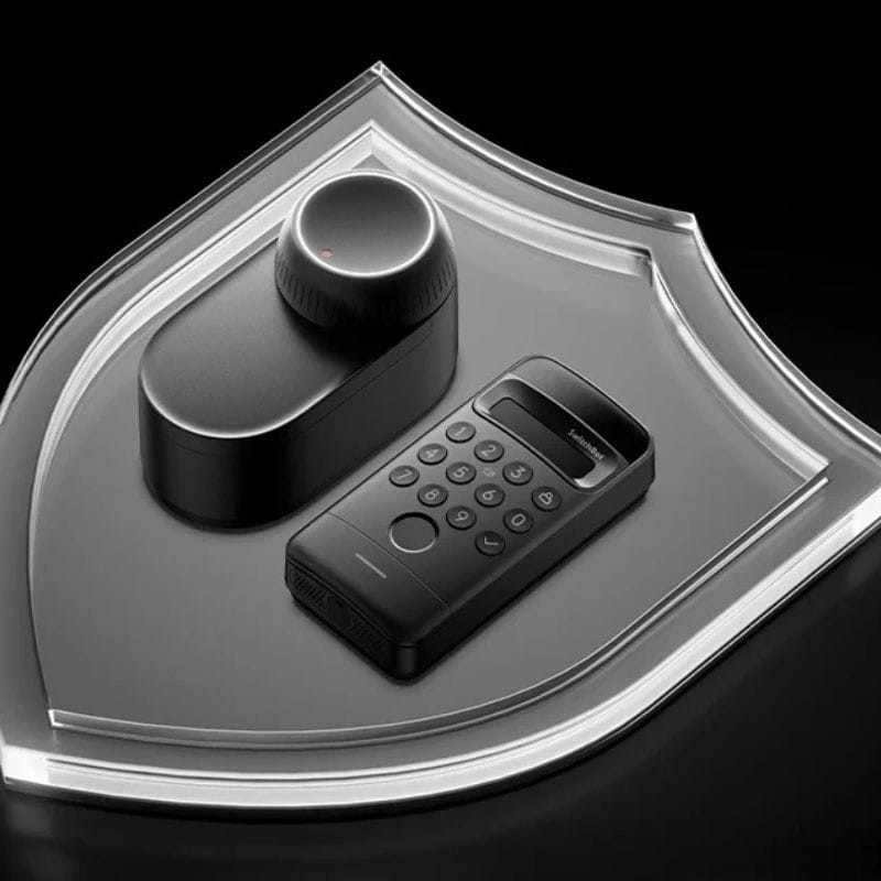 Cerradura inteligente SwitchBot Ultra 3 en 1 en negro con mando teclado Vision; dial robusto, indicador LED rojo y teclas numéricas grandes sobre base en