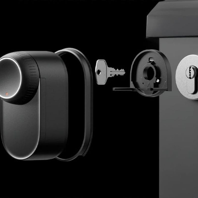 Cerradura inteligente SwitchBot Ultra 3 en 1 en negro, módulo cilíndrico con perilla iluminada, adaptador interno y llave compatibles con bombín europeo