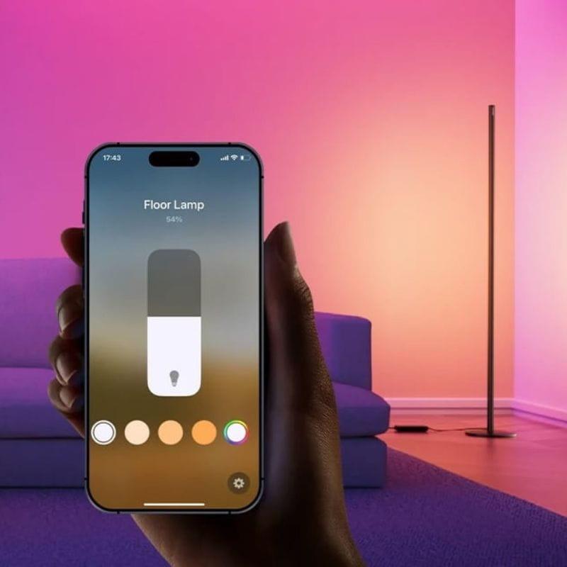 Candeeiro de pé inteligente SwitchBot com corpo fino em alumínio, luz LED RGB regulável, controle por app no smartphone e iluminação ambiente vertical