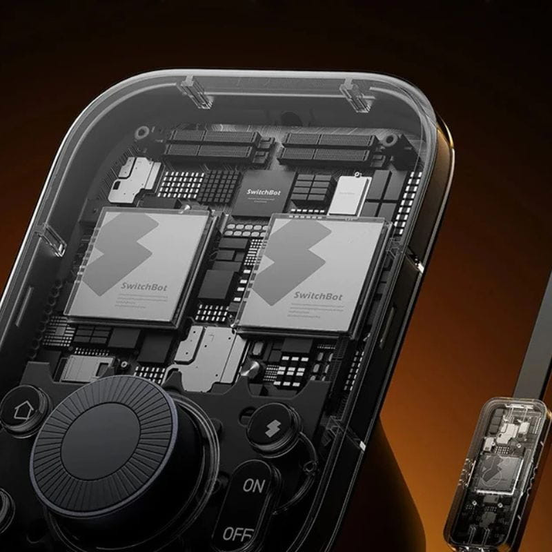 Central inteligente SwitchBot Hub 3 com capa transparente, placas expostas, dois chips marcados, botão giratório e controles ON/OFF destacados