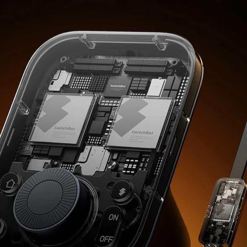 Centralita inteligente SwitchBot Hub 3 con carcasa transparente, doble chip visible, rueda de control, botones ON/OFF y diseño negro moderno con detalles