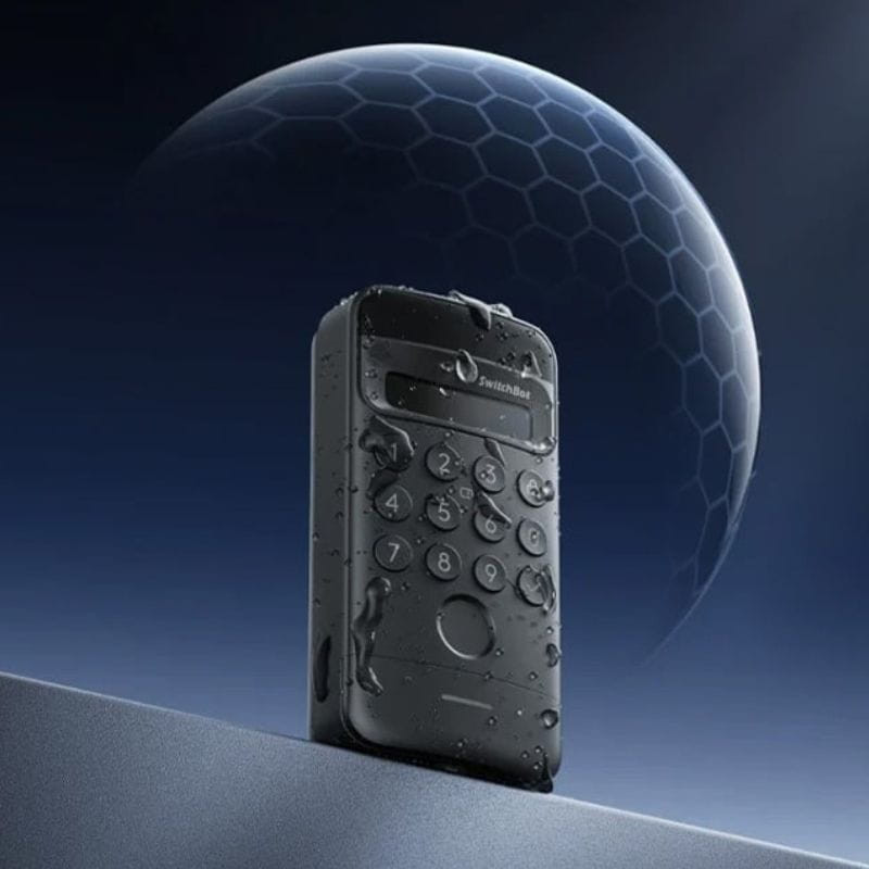 Teclado con reconocimiento facial SwitchBot Vision Lock resistente al agua, carcasa negra, pantalla superior, teclado numérico iluminado y lector de huella